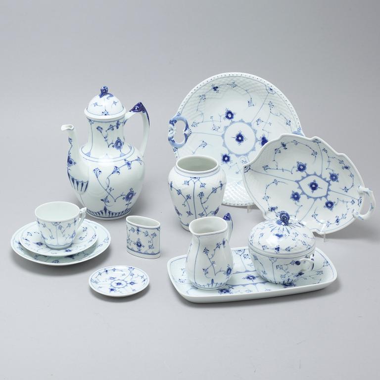 Porcelain tableware set of 35 pcs, "Musselmalet" by Bing & Gröndahl, Denmark, second half of the 20th century.