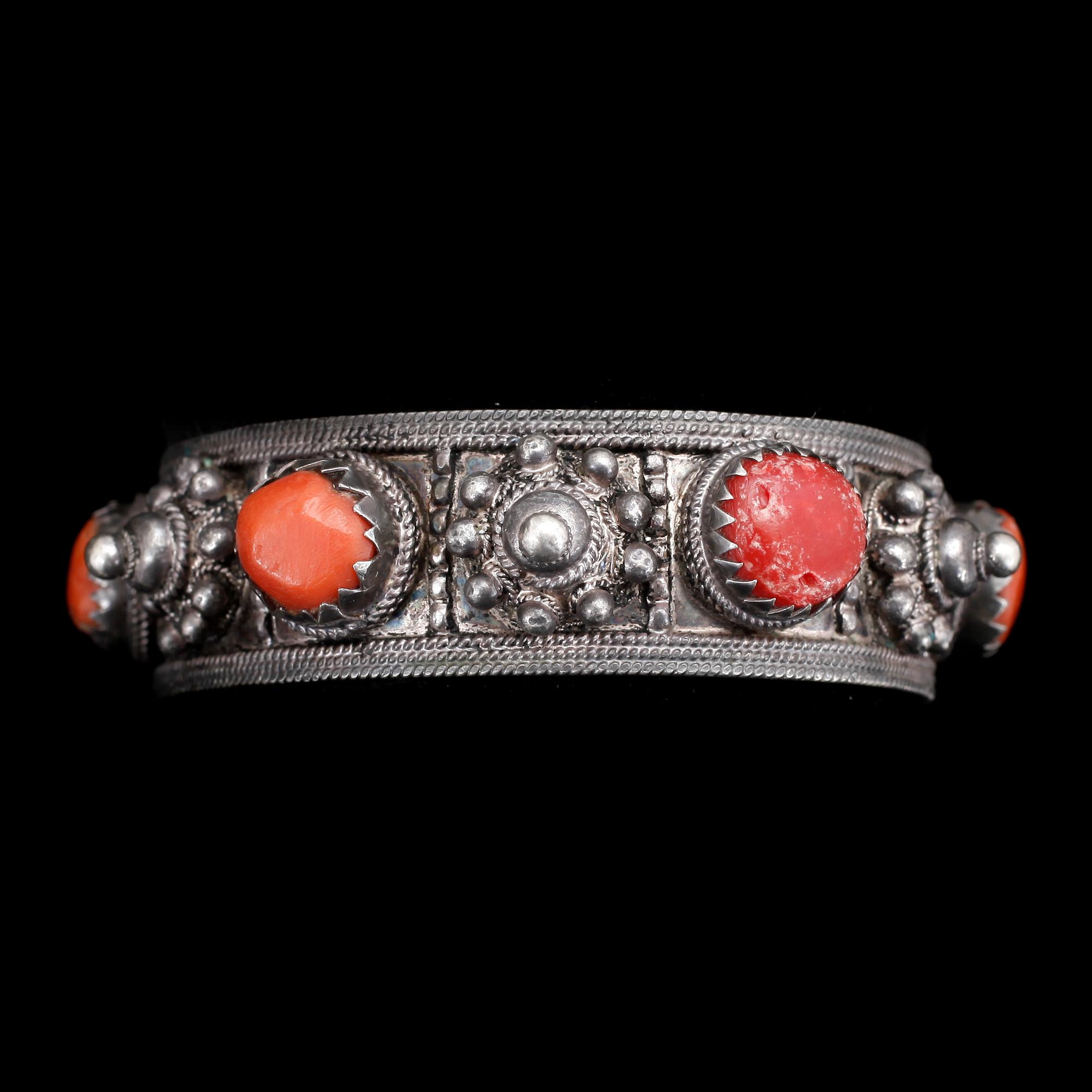 COLLIER, 3 delar, silver med koraller. Total vikt ca 211 gram.
