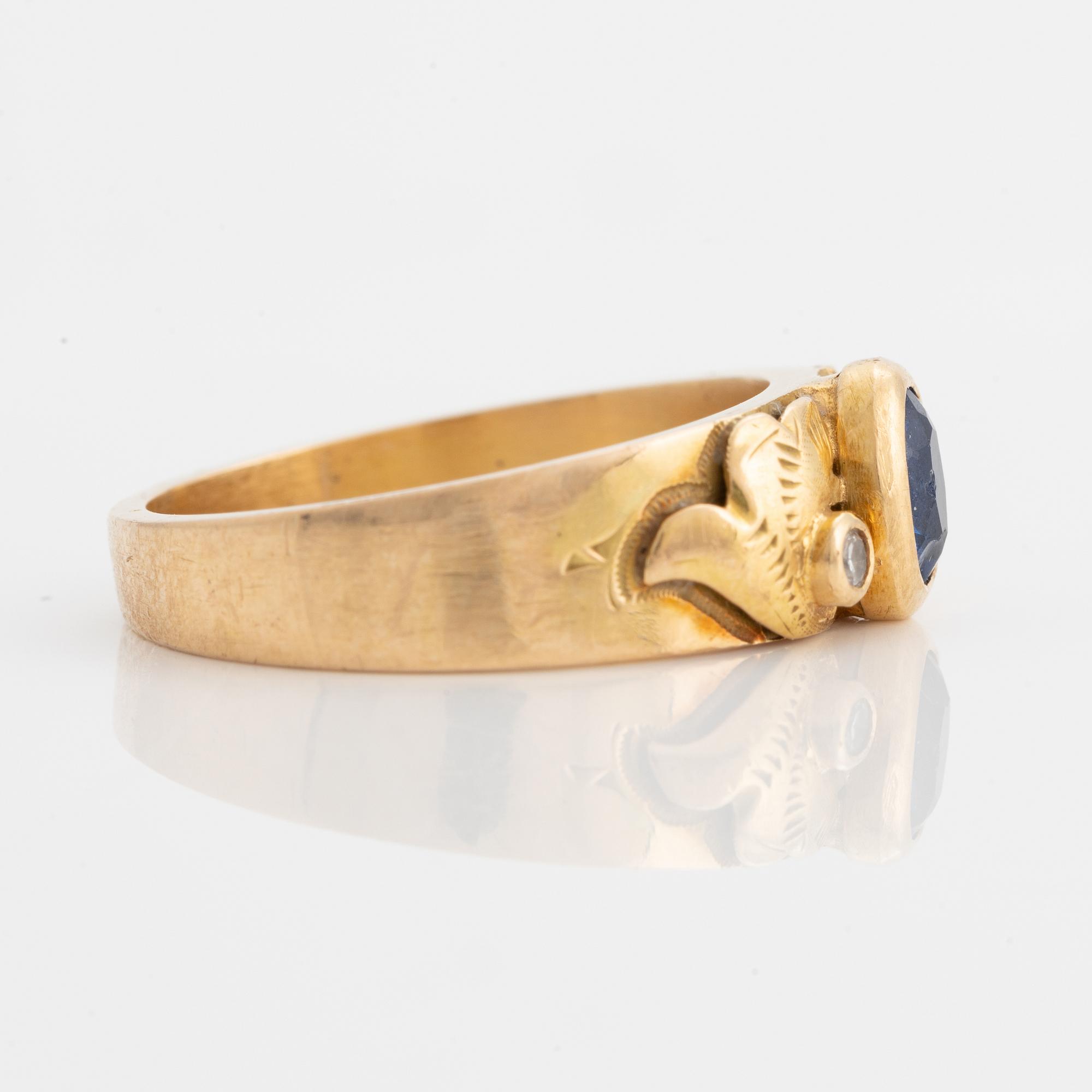 Ring, guld med blå sten och briljantslipade diamanter.