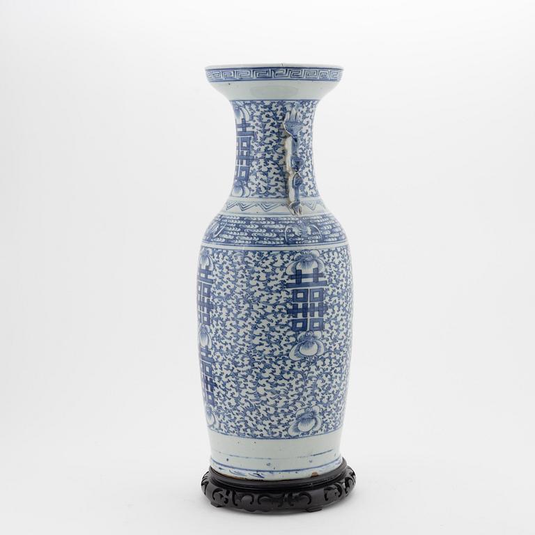 A blue and white floor vase, late Qing dynasty, 19th century.