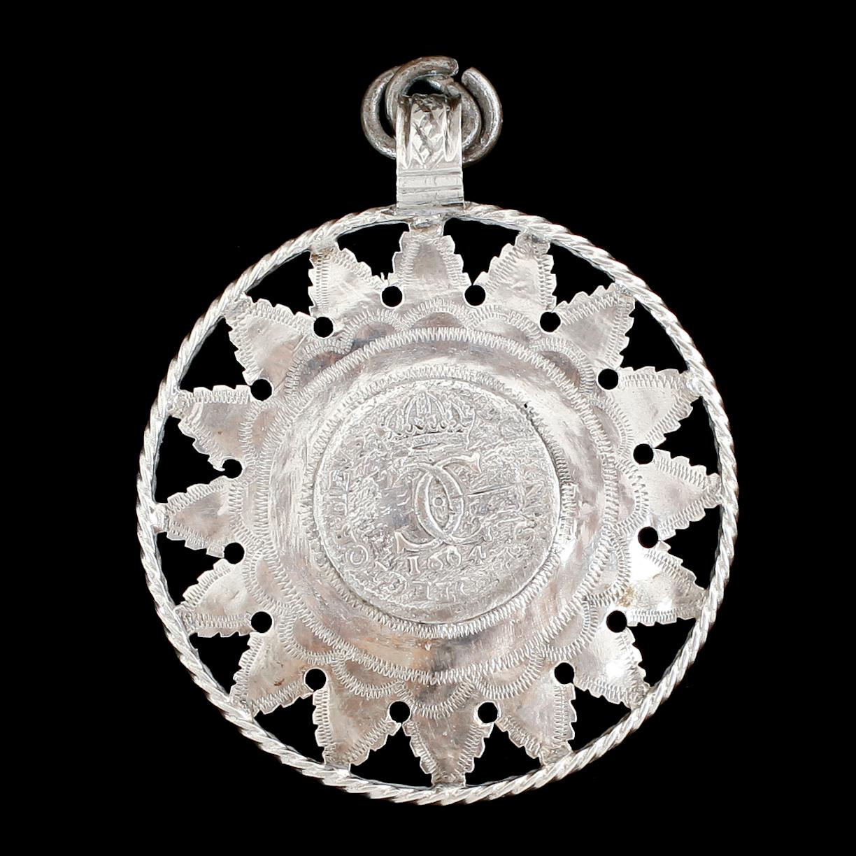 HÄNGE, silvermynt daterad 1694. Vikt ca 11 gram.