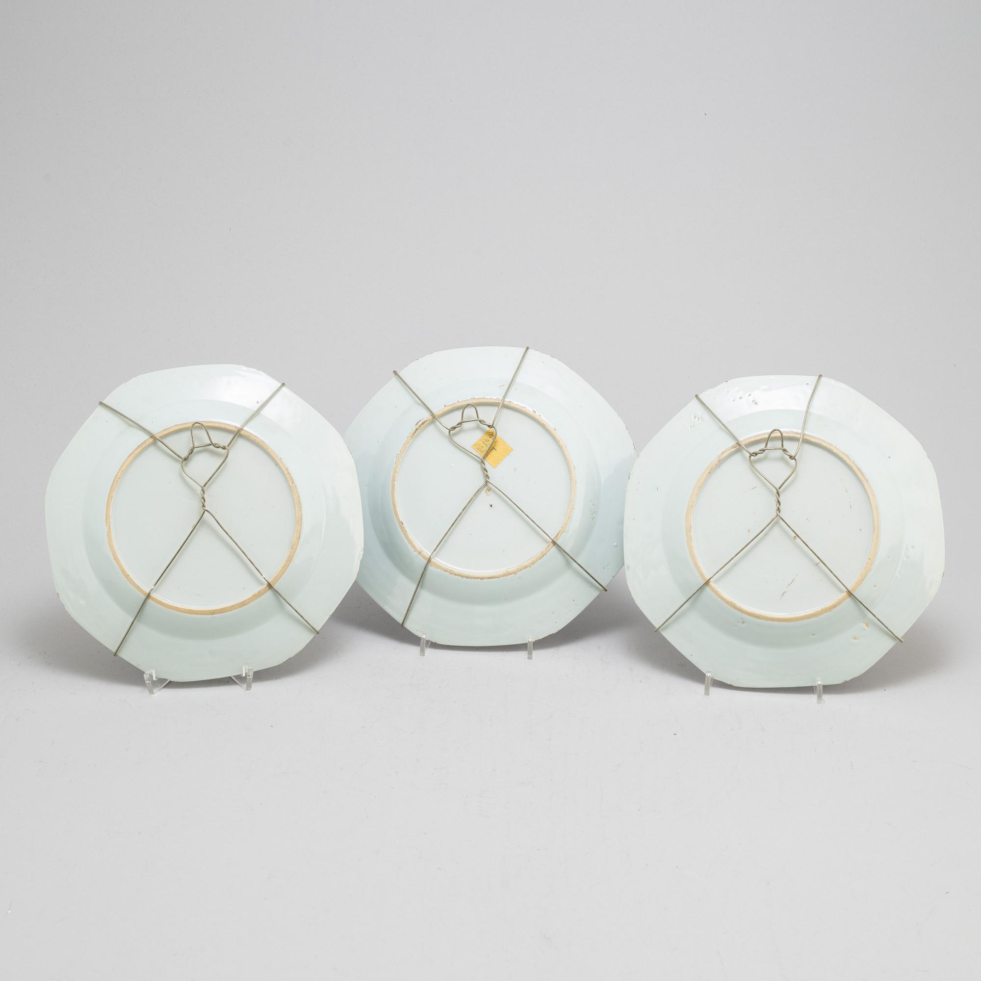 A blue and white dish, and three plates, Qing dynasty, 18th Century.