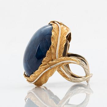 A Tina Karlsson ring in 18K gold set with a cabochon-cut sapphire.