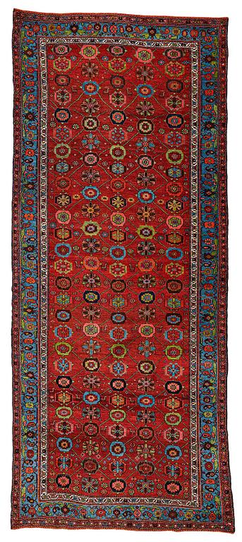 A CARPET, a semi-antique Bidjar kelly, ca 346 x 151 cm (as well as the ends have 1 and 1,5 cm flat weave).