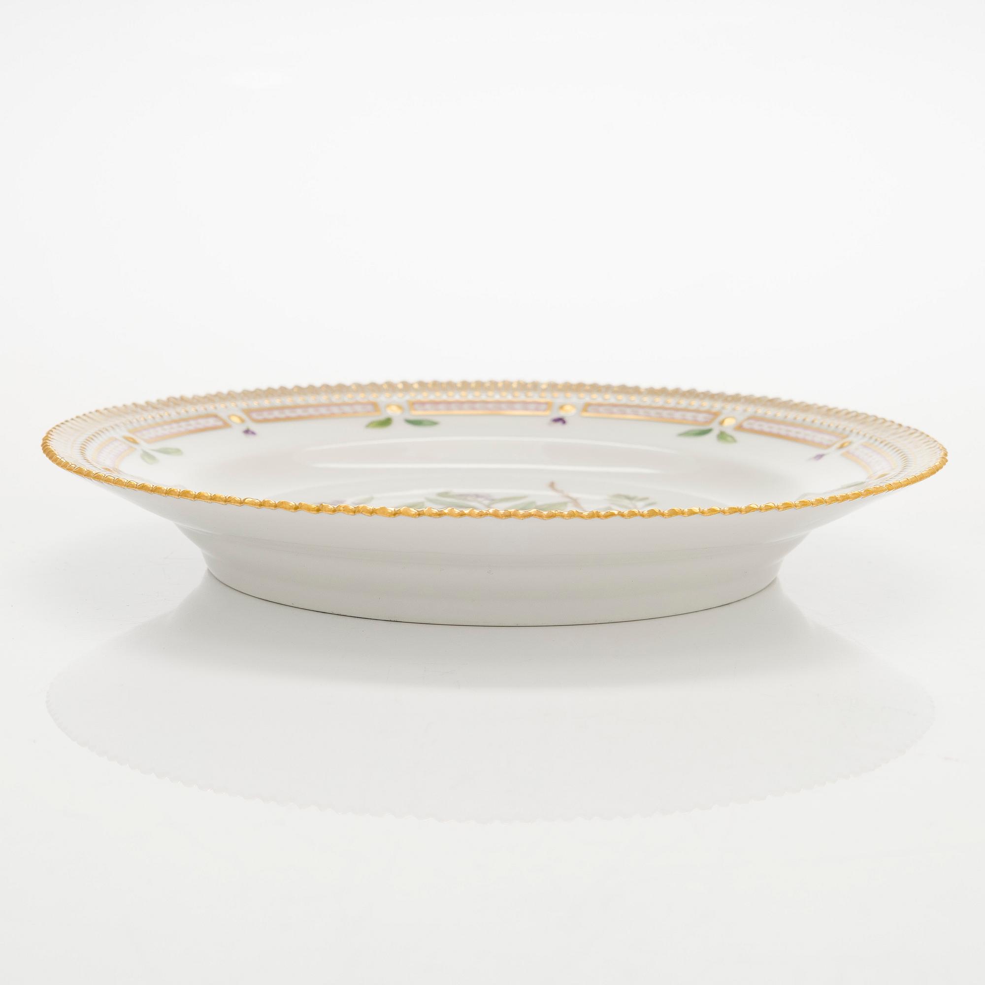Royal Copenhagen, tallrik, porslin, "Flora Danica", Danmark, 1900-tal.