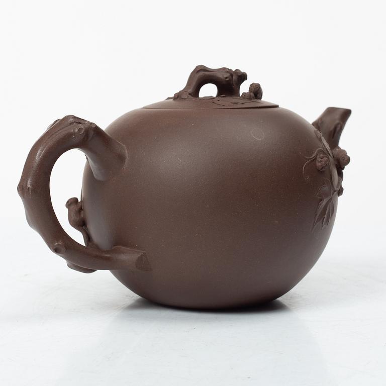 Två tekannor, yixing, Kina, tidigt 1980-tal.