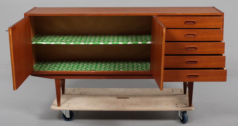 SIDEBOARD, 1900-talets tredje kvartal.