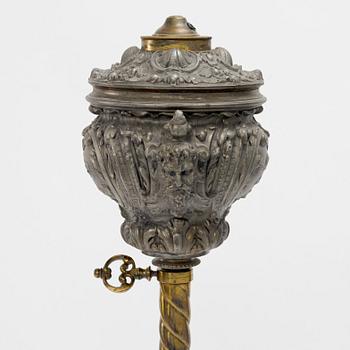 Golvfotogenlampa, omkring år 1900.