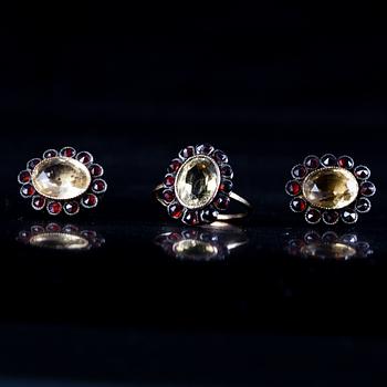 RING och ÖRHÄNGEN, ett par, 14K guld, Finland 1946, citriner och granater. Total vikt 10,7g.