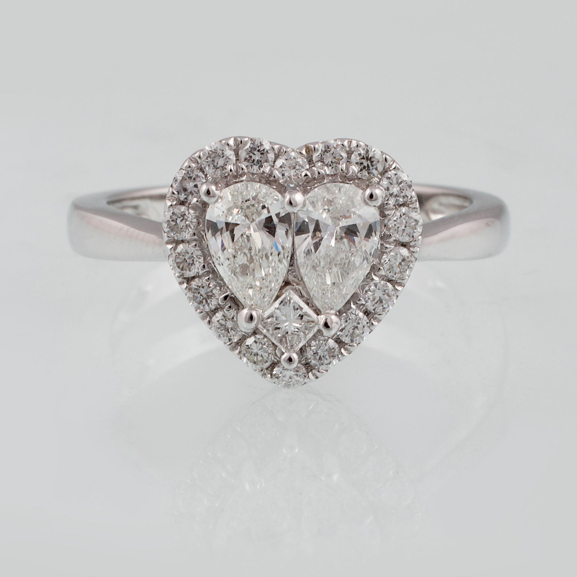 RING, 18K vitguld med briljant-, dropp- samt prinsesslipade diamanter 0.75 ct. Vikt 2,5 gram.