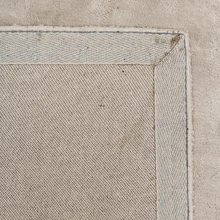 A Layrered "Francis Pearl" carpet, 300x400 cm.