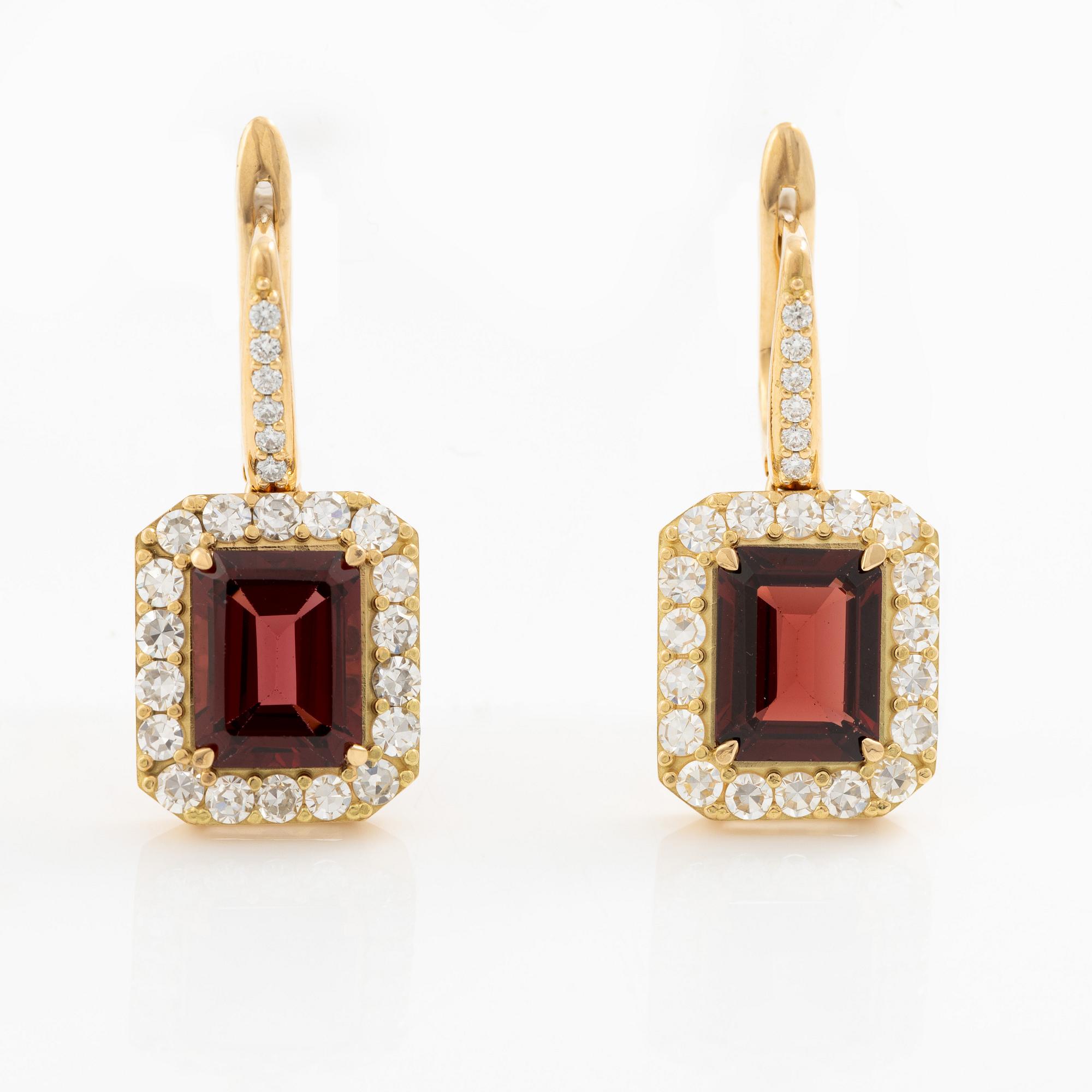 Earrings in 18K gold with garnets and octagonal- and brilliant-cut diamonds.
