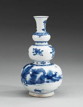 A blue and white triple gourd vase, Qing dynasty, Kang Xi (1662-1722).