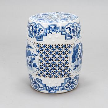 A modern manufacturing blue and white Chinese garden porcelain seat.