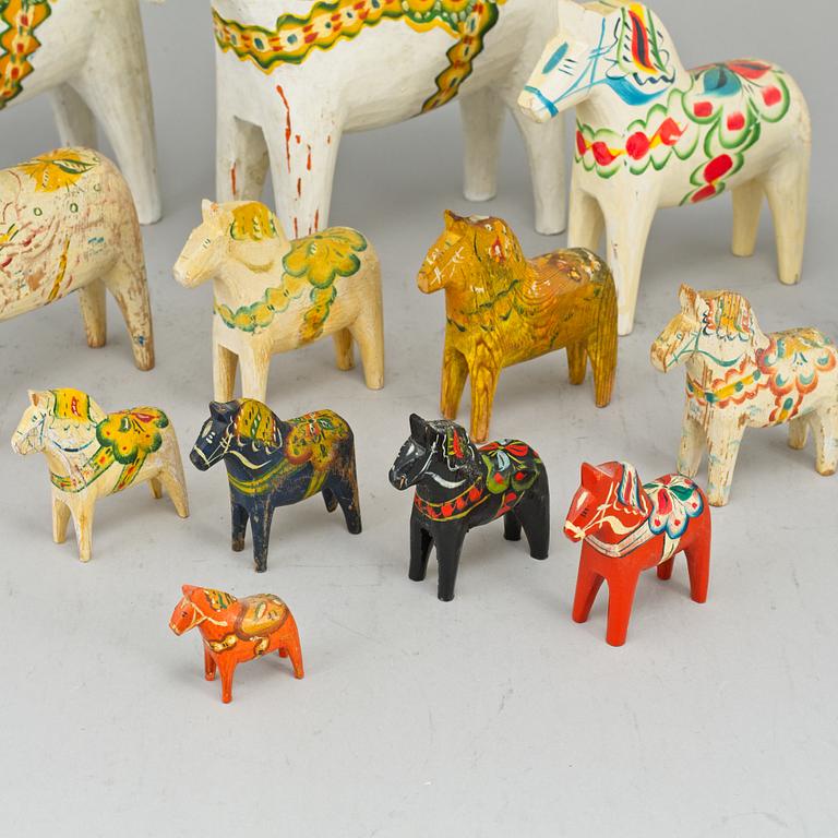 13 Dala horses.