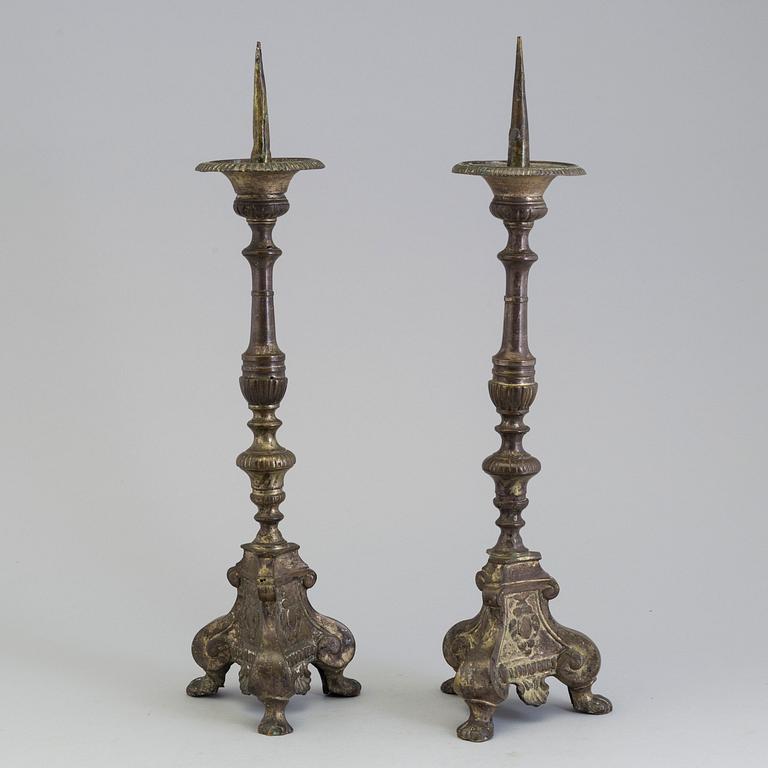 A PAIR OF PEWTER CANDLESTICKS, 18th century.