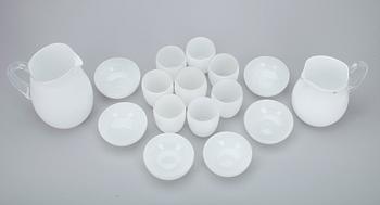 KANNUJA 2 kpl, KULHOJA, 6 kpl, LASEJA 7+1 kpl, valkoista ja kirkasta lasia, Maire Gullichsen Iittala 1900-l loppupuoli.