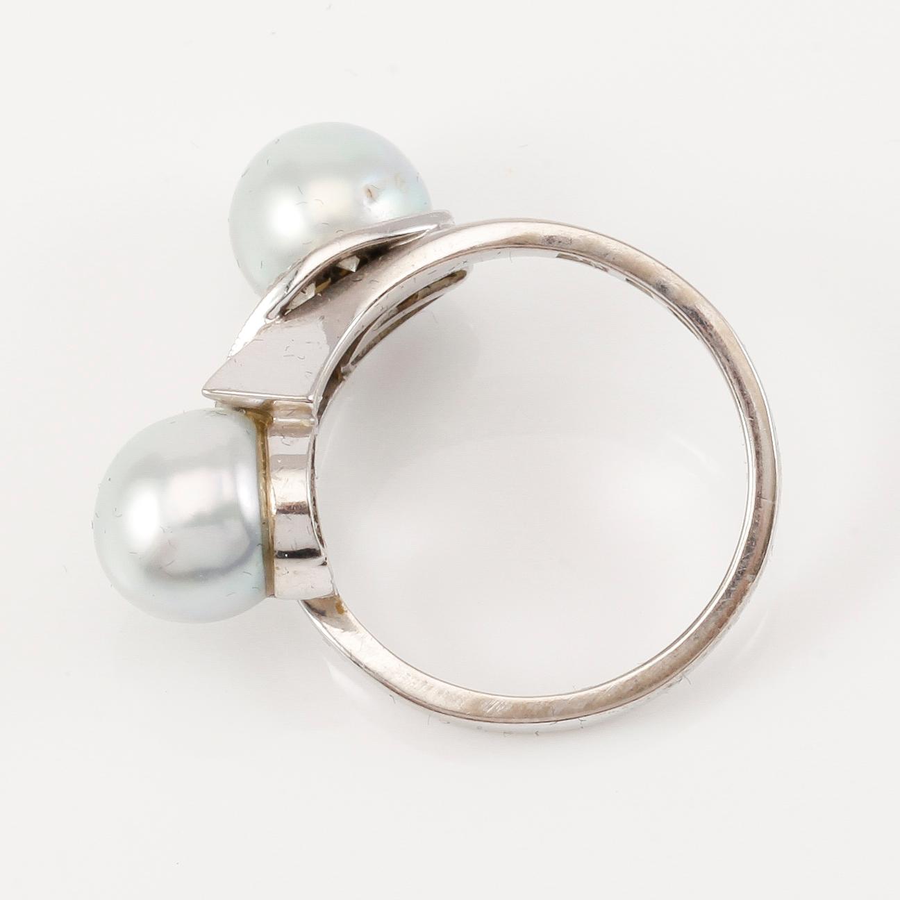 RING, 18K vitguld, två odlade pärlor och briljantslipade diamanter, 0.46 ct VS, 1976.