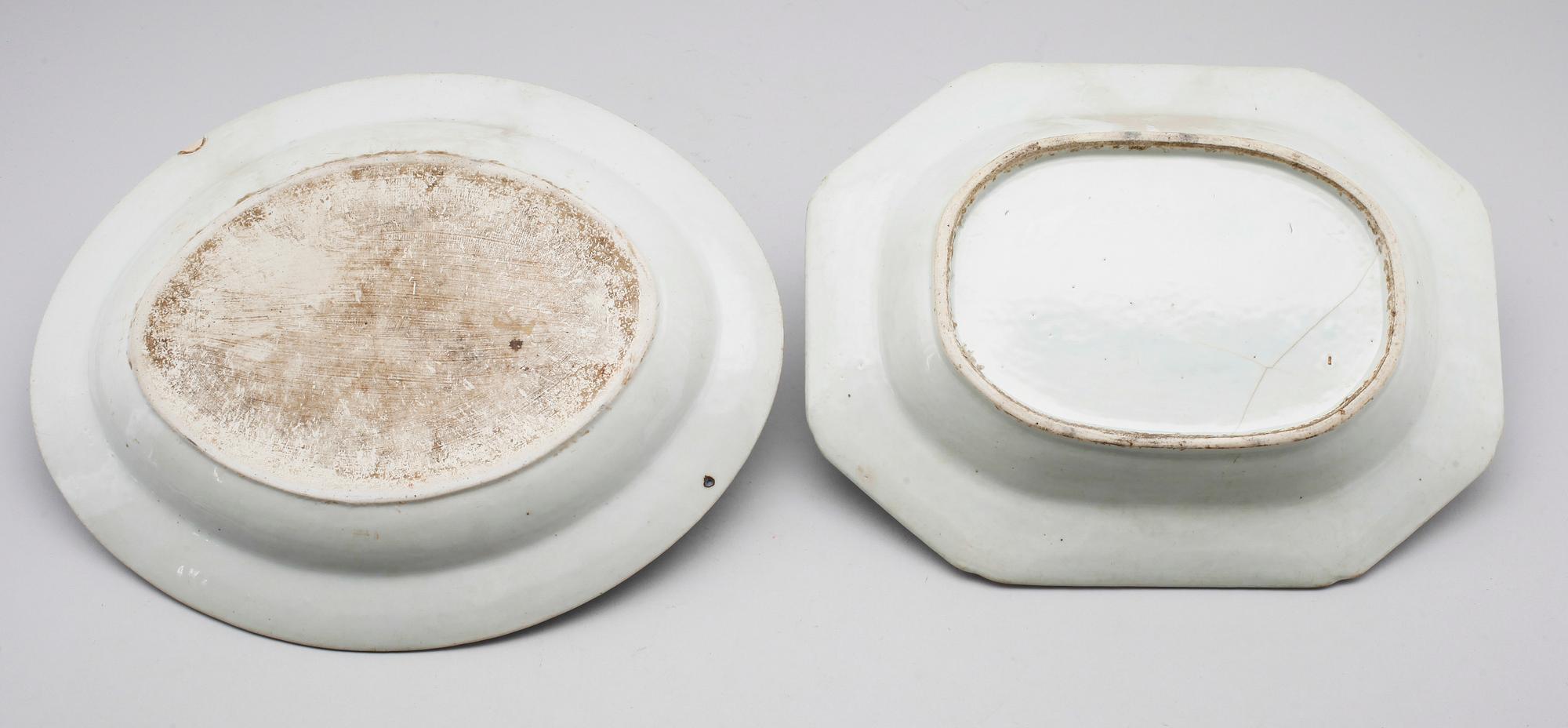 SKÅLFAT, 2 st, porslin, Kina, omkring år 1800.