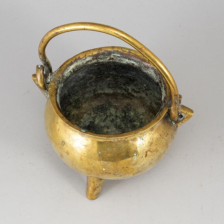 A bronze cauldron, 17th/18th century.