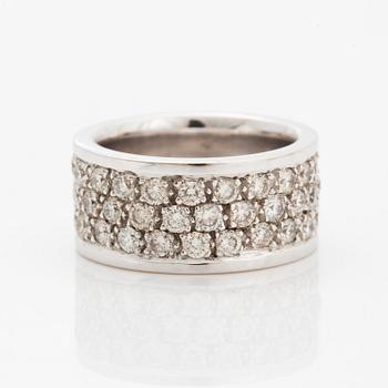 Brilliant-cut diamond ring.