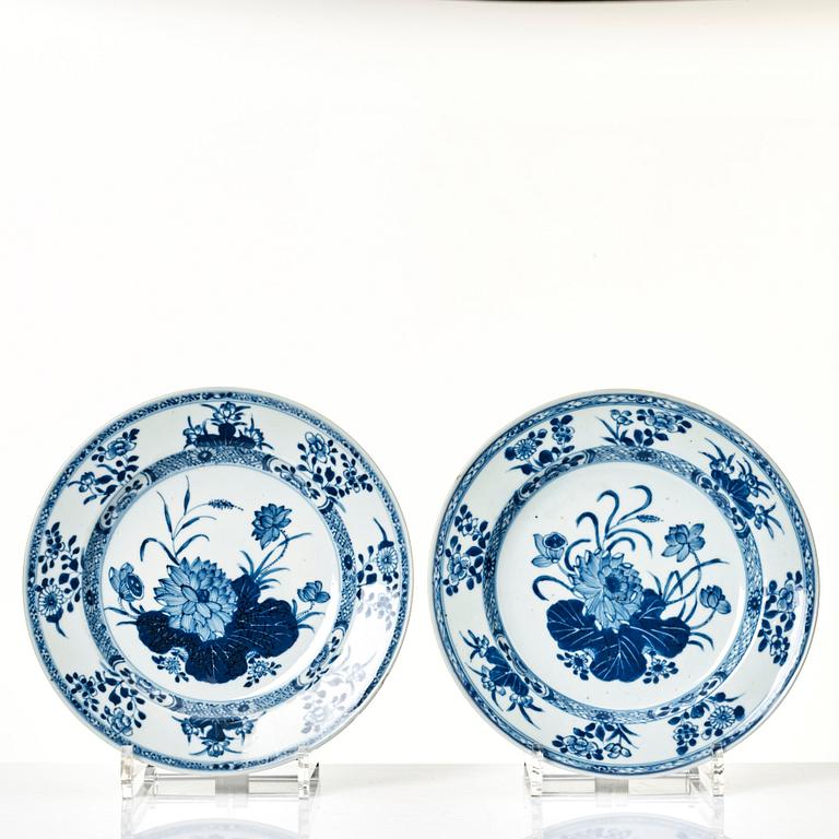 A blue and white dish and four plates, Qing dynasty, Kangxi (1662-1722).