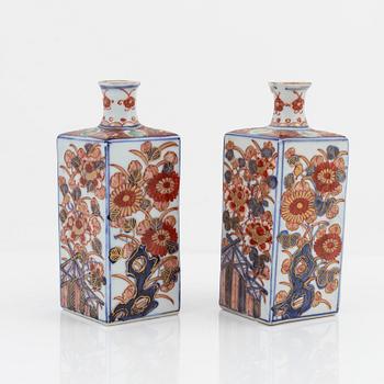 A pair of Imari vases, Japan, Edo (1603-1868).
