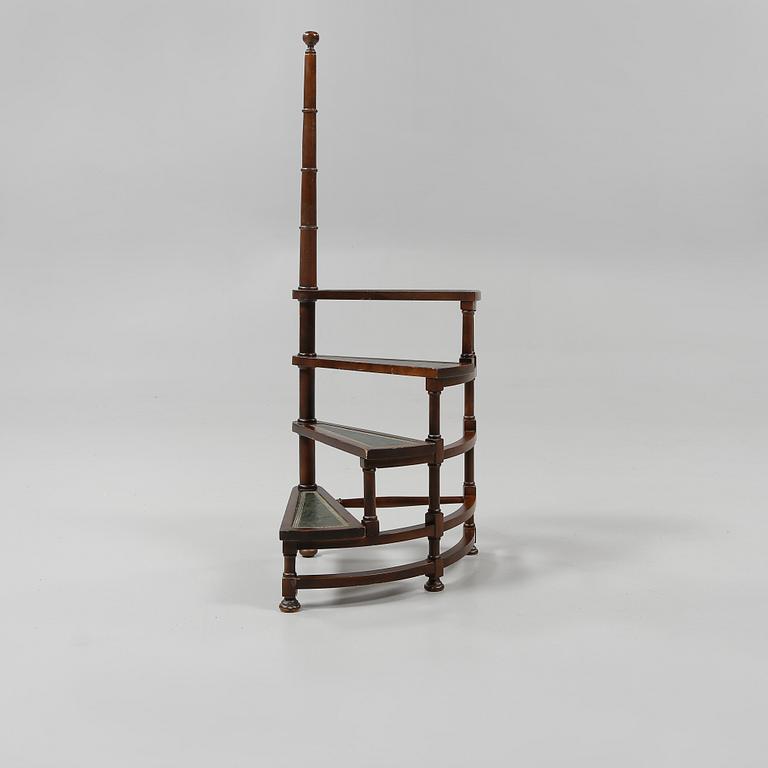 BIBLIOTEKSSTEGE, engelsk stil, 1900-talets andra hälft.