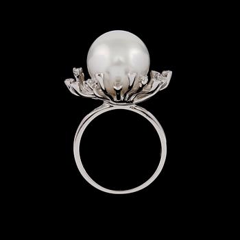 RING, 18k vitguld med briljantslipade diamanter, 0.26 ct samt Australiensk odlad South Sea pärla. Vikt 10 g.