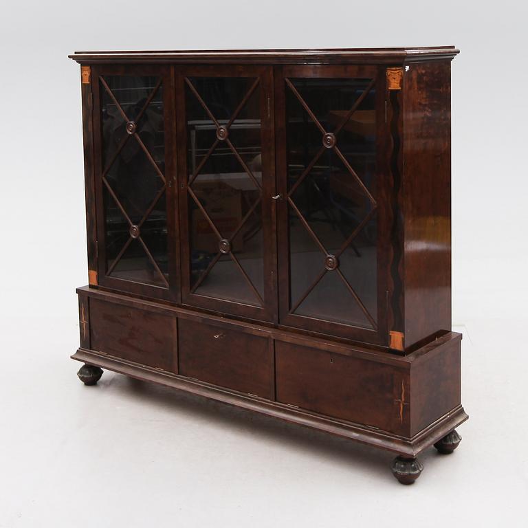 BOKSKÅP, 1900-talets första hälft.