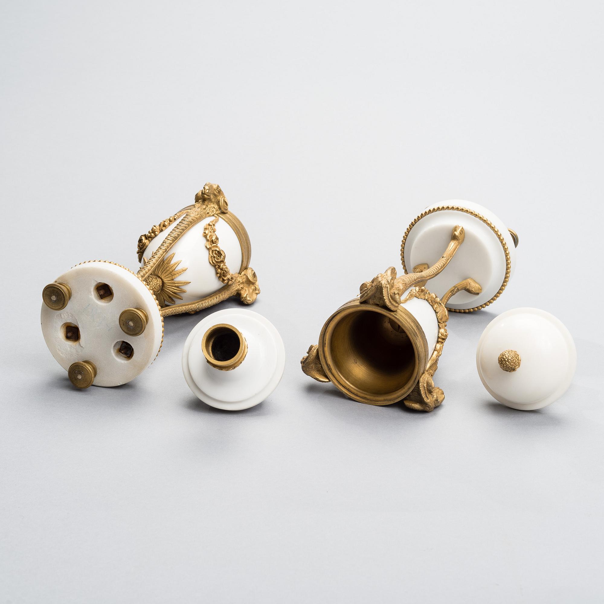 CASOLETTER ETT PAR, brons och marmor, Frankrike 1800-talets andra hälft.