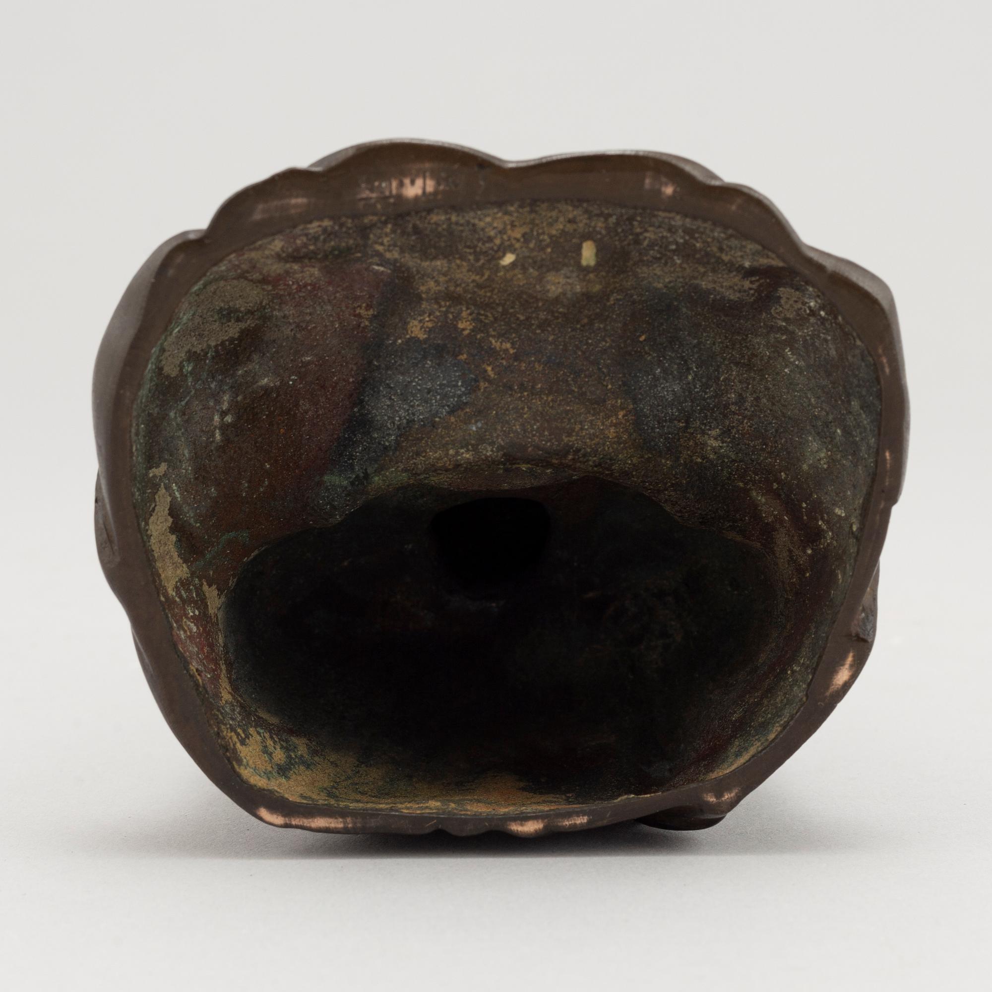 A Japanese seated bronze okimono of Amitabha buddha, 20th century.
