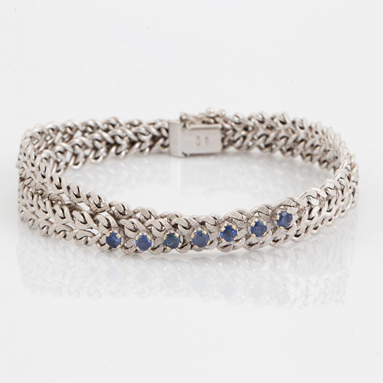 Armband vitguld med små fasettslipade safirer.
