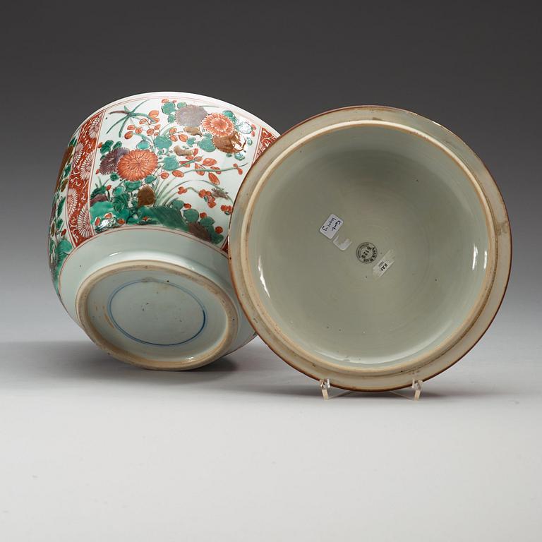 A famille verte jar with cover, Qing dynasty, Kangxi (1662-1722).