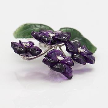 Rintaneula, 18K valkokultaa, veistettyjä ametisteja ja nefriitteja, timantteja n. 0.64 ct yht.