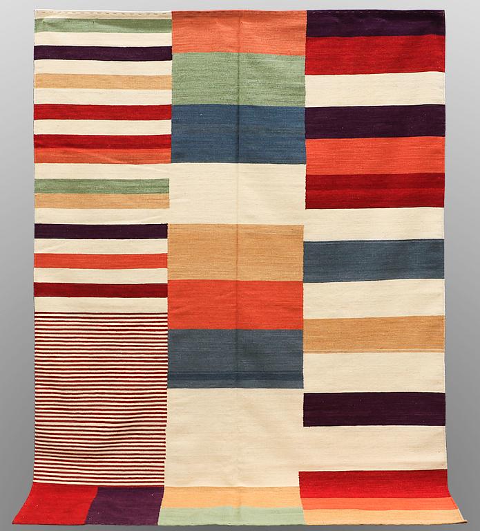 A CARPET, FLAT WEAVE, ca 286 x 205 cm.