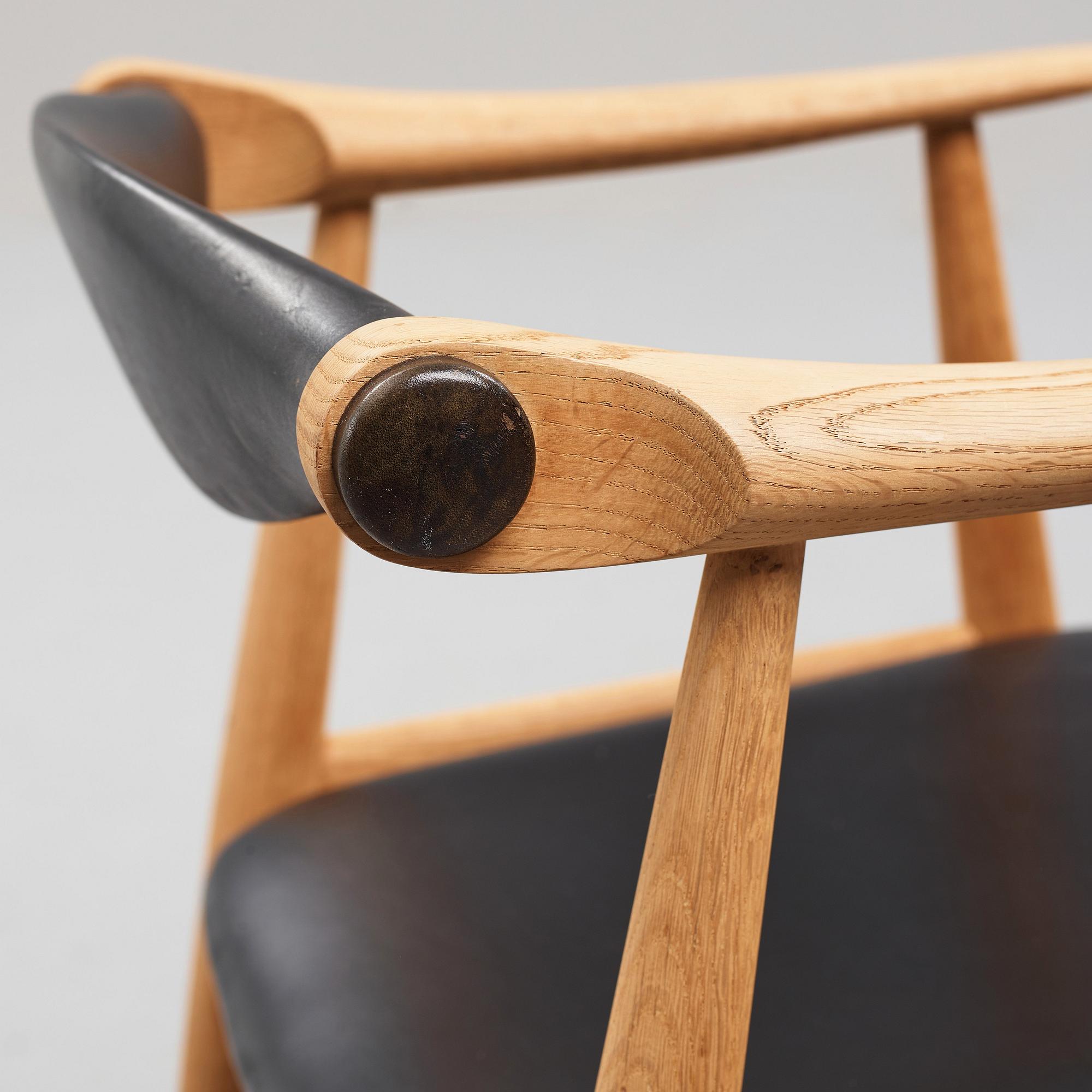 HANS J WEGNER, karmstol "Åget", modell "CH-34", Carl Hansen & Søn, Danmark 1960-tal.