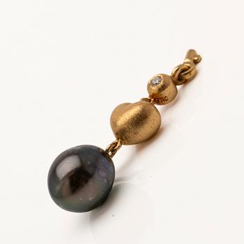 Ole Lynggaard, Berlock, "Sweet drops" guld 18K, briljantslipad diamant och pärla.