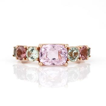 RING, 18K roséguld, kunziter tot ca 2.02 ct, turmaliner tot ca 1.27 ct. Vikt ca 4 g.