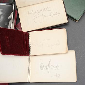 AUTOGRAFER, ca 420 stycken. Bl a Gary Cooper, Bing Crosby, Lauren Bacall, Clark Gable, Judy Garland mfl.
