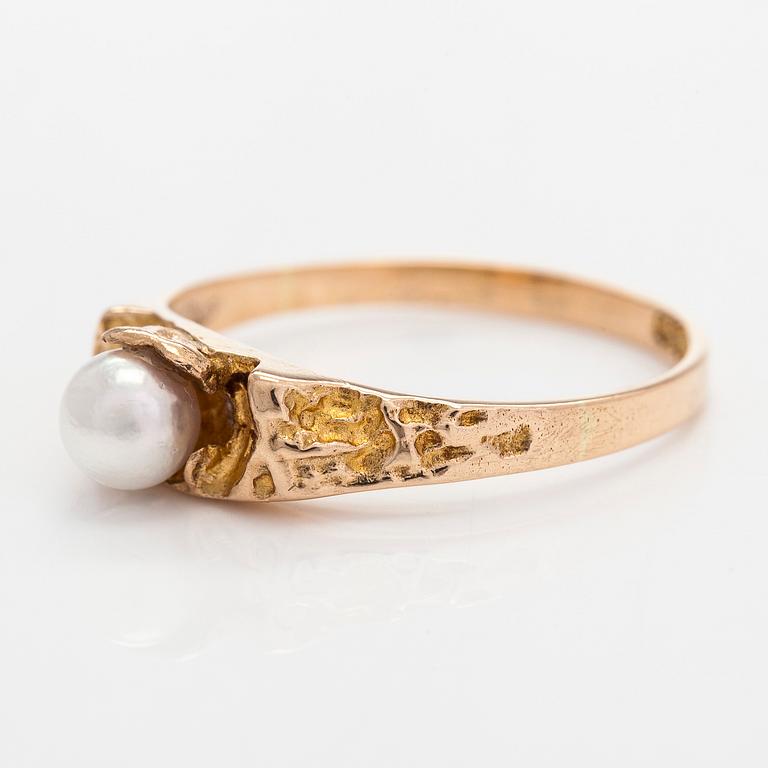 Björn Weckström, ring, "Litet ord", 14K guld och odlad pärla. Lapponia 1979.