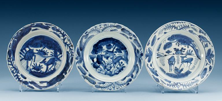 Three blue and white ´kraak´dishes, Ming dynasty, Wanli (1573-1619).