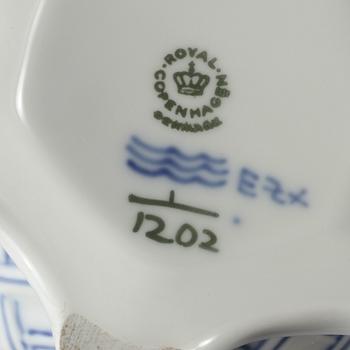 KAFFESERVIS, 30 delar, porslin, "Musselmalet", Royal Copenhagen, 1900-talets andra hälft.