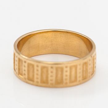 Sormus "Metsäpirtti", 18K kultaa. Kalevala Koru, Helsinki 2001.