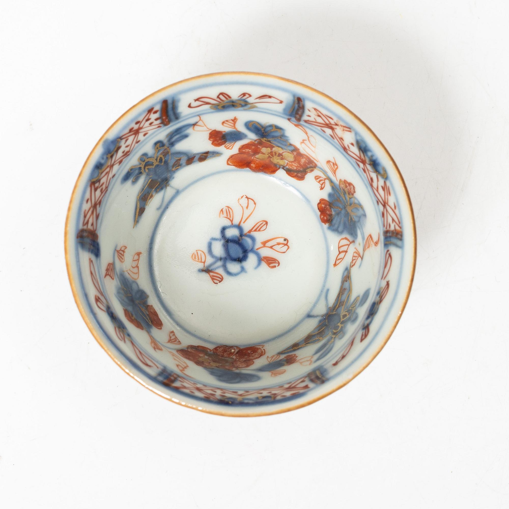 An imari cup with saucer and two dinner plates, Qing dynasty, Kangxi (1662-1722).