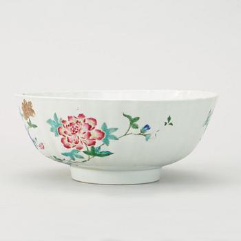 A famille rose bowl, Qing dynasty, Yongzheng (1723-1735).