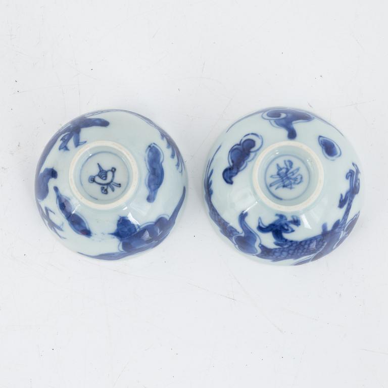 A pair of blue and white Chinese 'dragon' cups, Qing dynasty, 18th century.