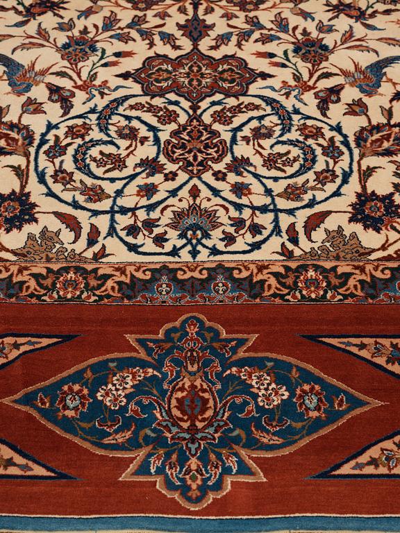 A CARPET, a semi-antique Esfahan, ca 227 x 152,5 cm (as well as the ends with ca 1½ and ½ cm flat weave).