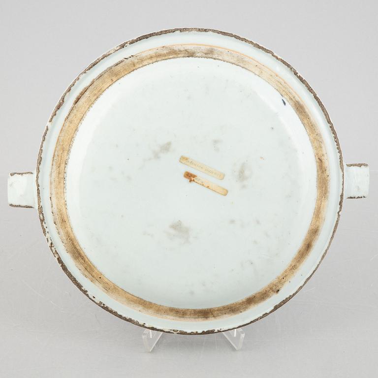 A Chinese blue and white export prorcelain heating dish, Qing dynasty, Qianlong (1736-95).