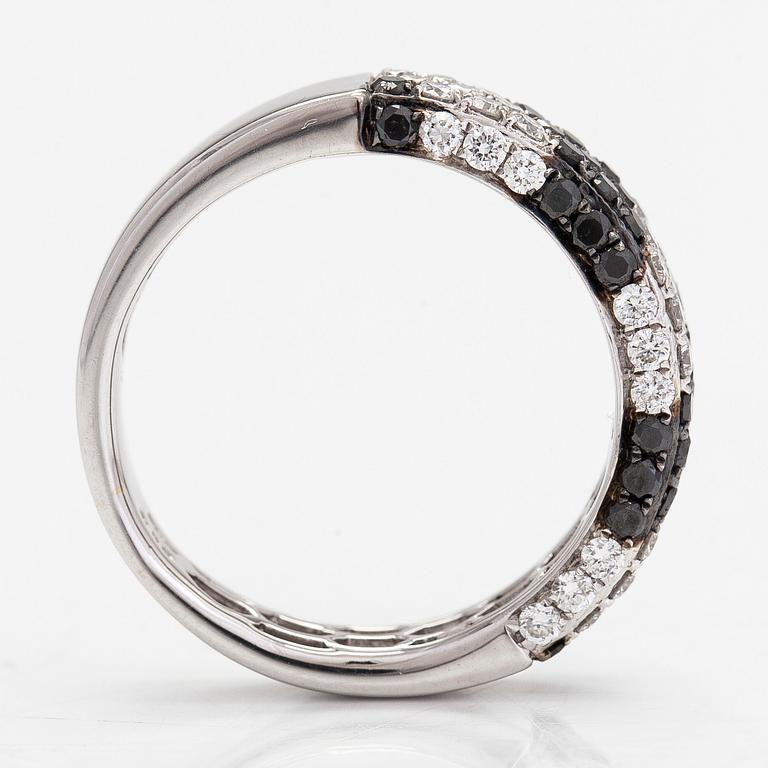Ring, 18K vitguld, svarta och vita diamanter tot ca 1.18 ct. Italien.